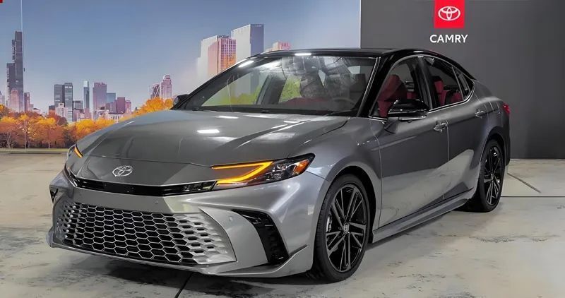 丰田新款凯美瑞海外开售,2.5l油电混动,配置较2.0l版本明显提升