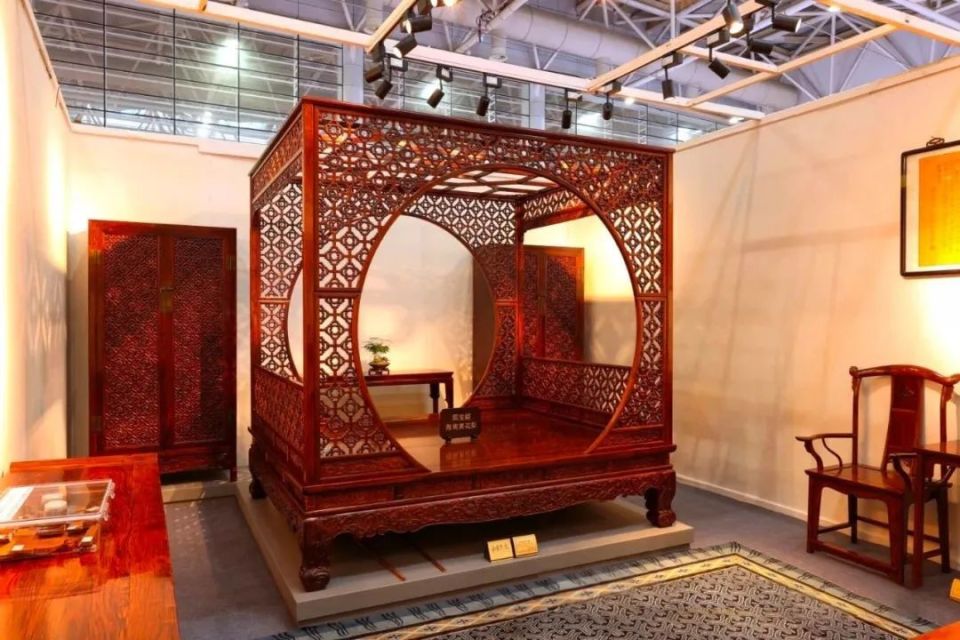 中国工艺美术大师伍炳亮携"国宝级"海南黄花梨大床亮相2024cace