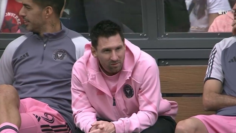 迈阿密开球前1分钟公布首发梅西缺阵,但1小时前现场显示梅西替补