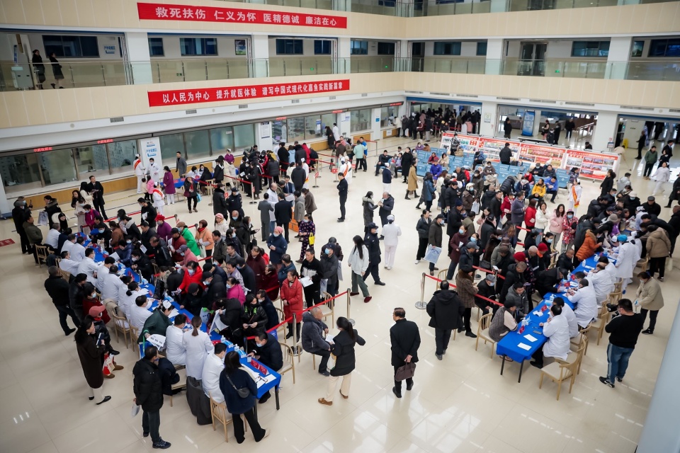 活动现场,嘉鱼县人民医院成功挂牌"农工助医"社会服务医院,簰洲湾潘家