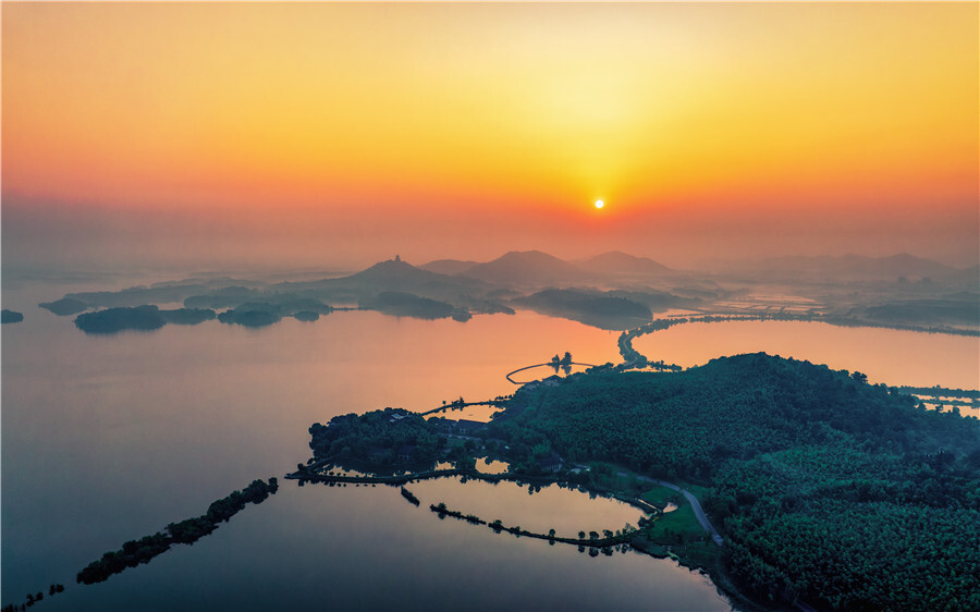 平湖碧水云天图片