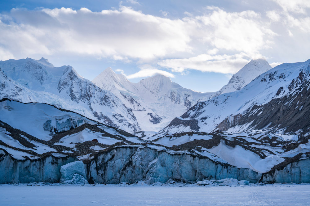 西藏边坝冰川脚下美景如画