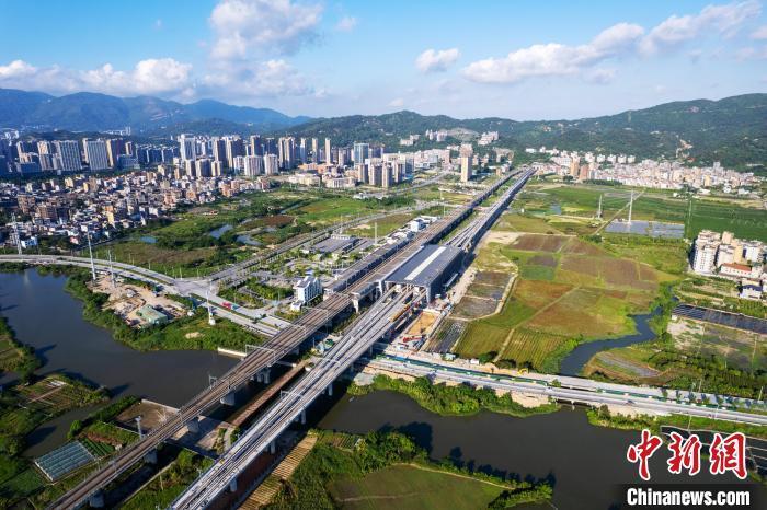 是连接福州主城区与长乐滨海新城以及福州长乐机场的快速轨道交通线