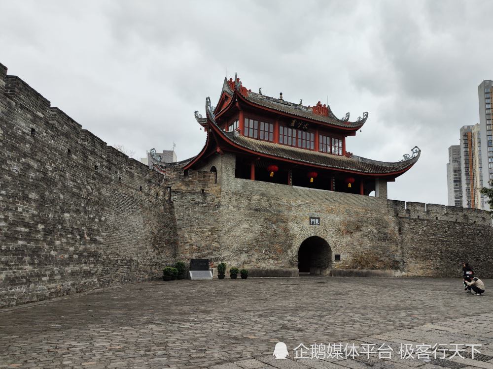 登柳州东门城楼,周围高楼林立绿树葱茏,难见柳宗元诗中情景_腾讯新闻