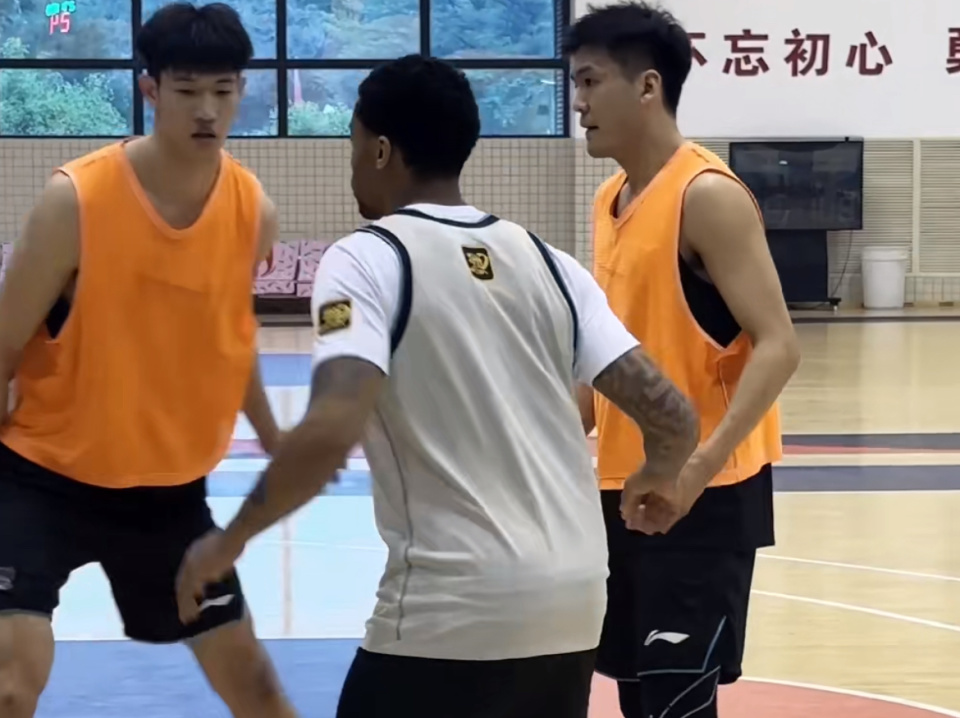 强留贝兹利+扶正伯克！广东队放弃1米96顶级锋线，能打爆辽宁男篮_腾讯新闻