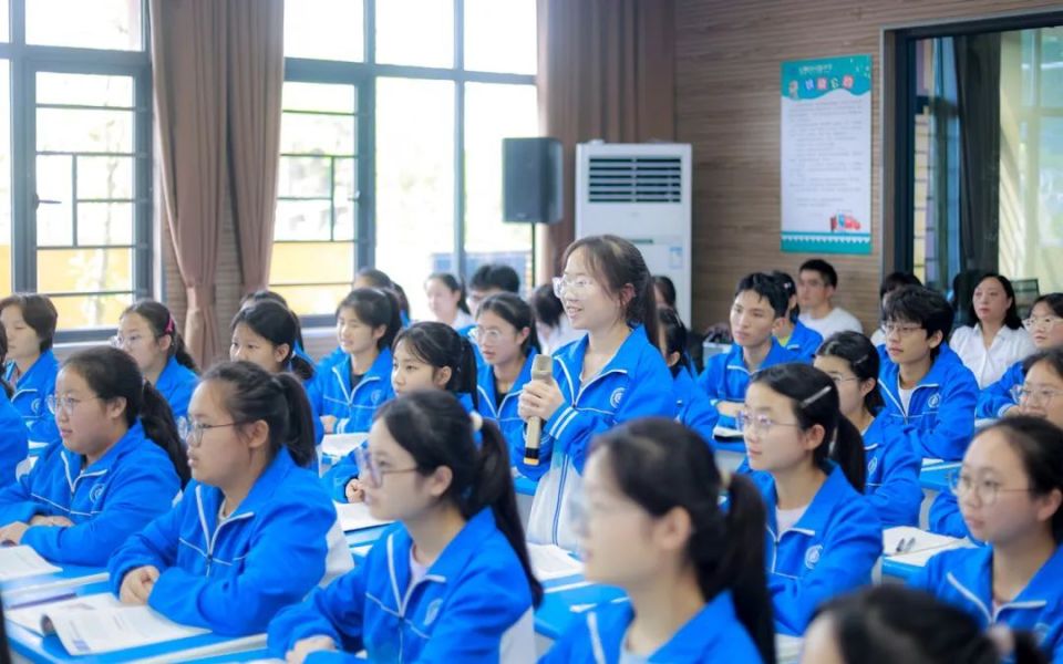 杨昌鹏到安顺市民族中学讲授思想政治理论课