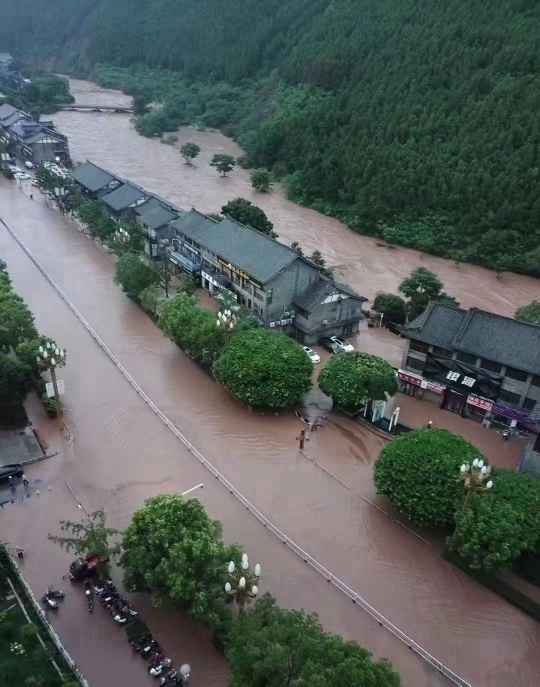 四川古蔺遭暴雨袭击多处路段水毁塌方多辆车被冲走