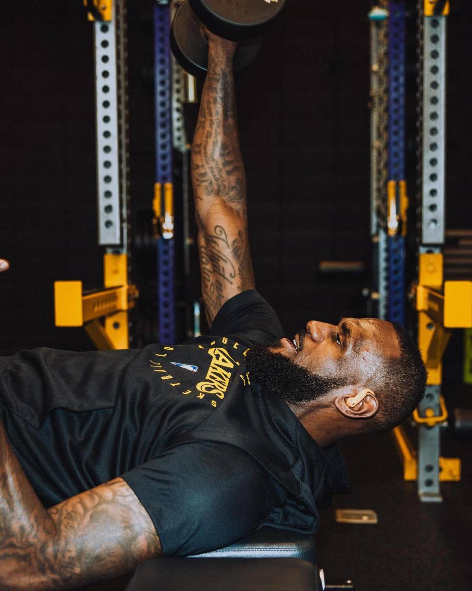 詹姆斯更新社媒晒训练照 听歌撸铁两不误