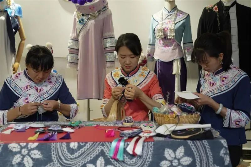 听云南 | 楚雄彝绣香囊 融入彝族刺绣元素的文创产品_腾讯新闻