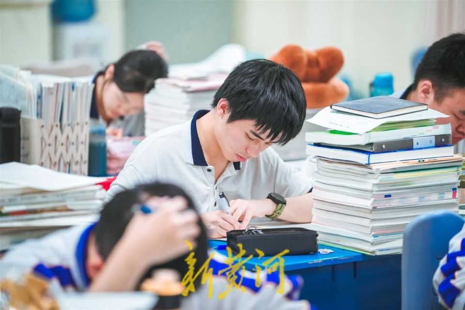 傍晚时分,山师附中教学楼内灯火通明,高三年级的学生们正值冲刺的关键