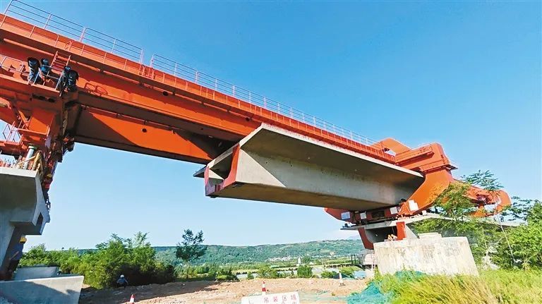 汤峪河特大桥,位于西安市长安区辛尚坡村与蓝田县交界处,桥梁全长