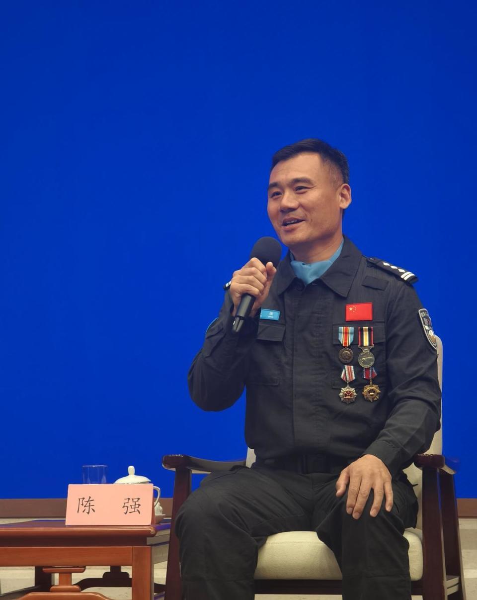 山东公安民警亮相国新办,24年从警生涯陈强用警徽照亮国际维和路