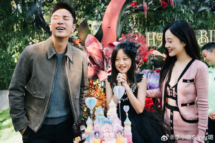 甜馨送奖杯为贾乃亮庆生,贴脸合影超幸福,越来越像李小璐有气质_腾讯