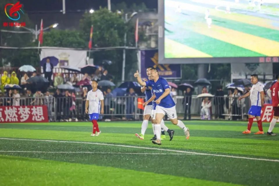 刚开始几分钟,南海足球队便通过精妙配合,由34号球员李浩然率先洞穿