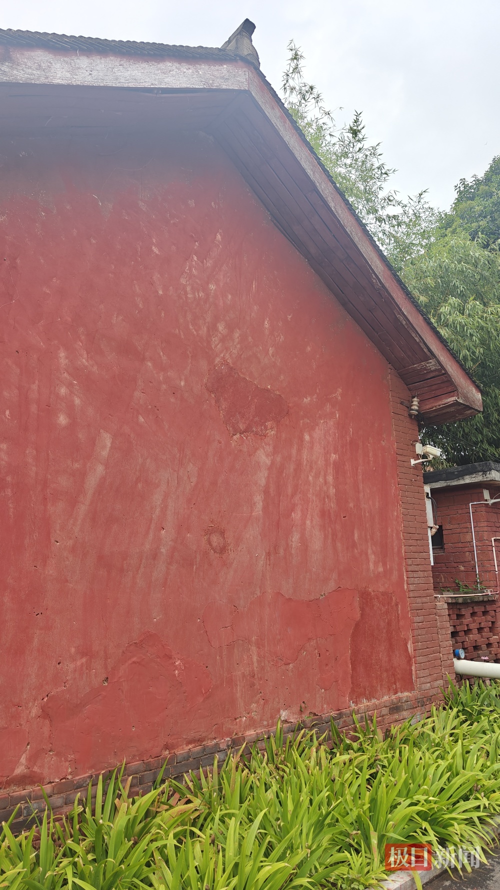 极目深度｜河南一打满补丁的县委大院即将迈入“古稀之年”：69间土坯房补了又补，38年前就有改造计划一再搁置，上千名满月宝宝来此打卡领红包_腾讯新闻