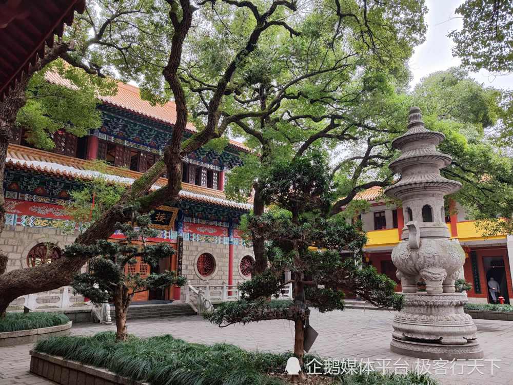 寺院一角洪州禅法的核心思想是"平常心是道",采用灵活多样的方式传法.