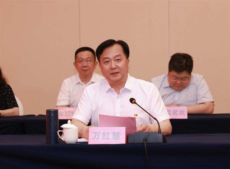 吴庆华代表孝感市委,市政府向出席活动的嘉宾表示欢迎.