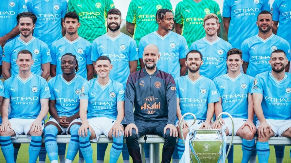 曼城官方发布2023/24赛季全家福:瓜帅和23名球员合影-腾讯新闻