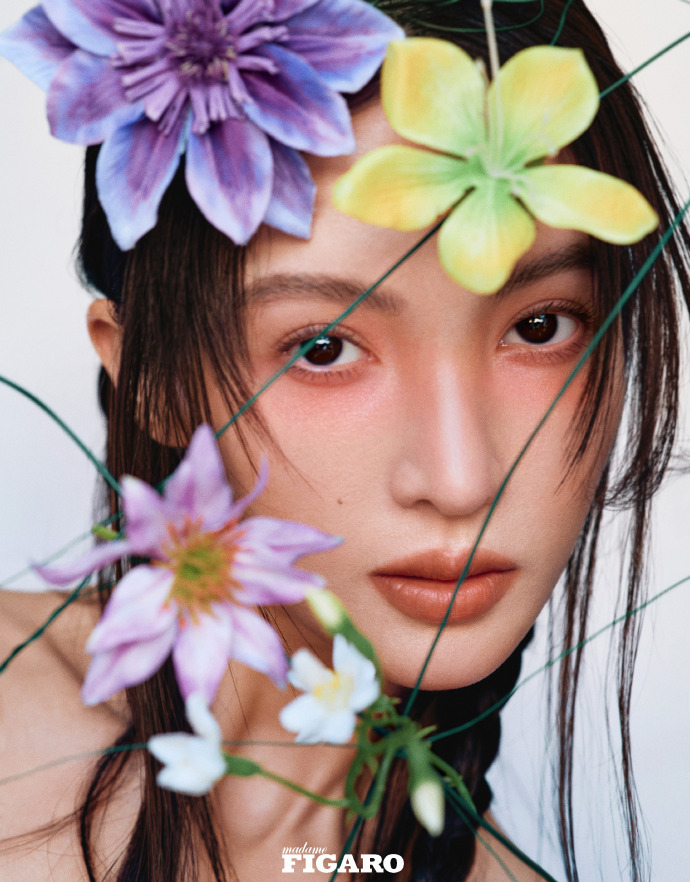 金晨再登杂志封面,展示倾城容貌和窈窕身姿,腮边美人痣显魅力