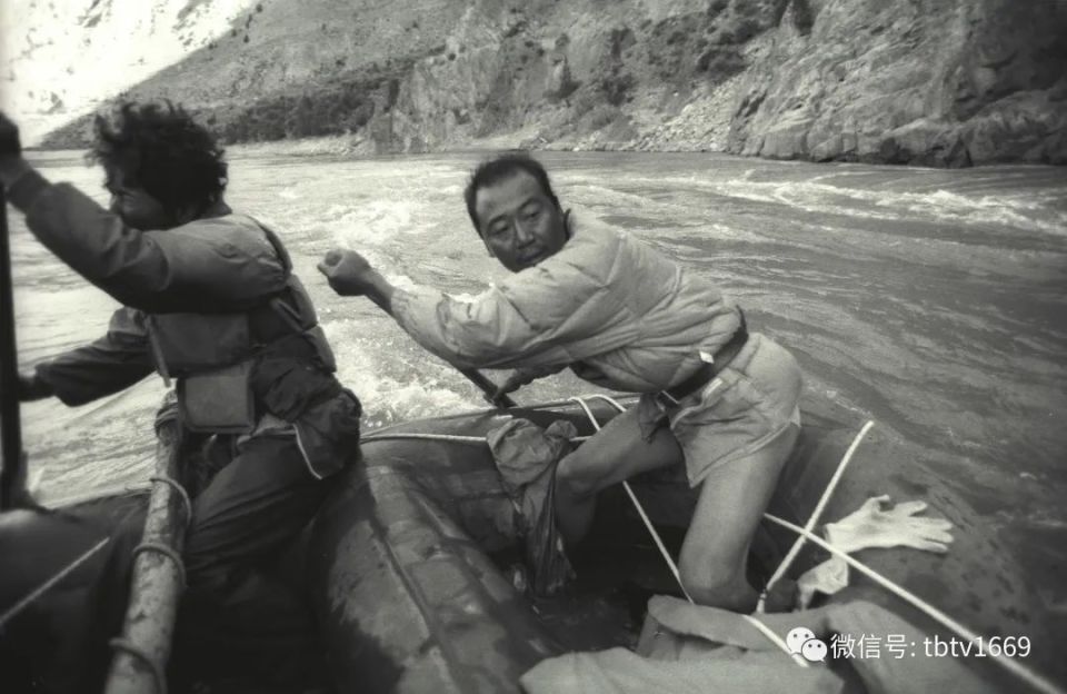 旧黑白照,漂流雅鲁藏布江的一次冲滩,1998西藏