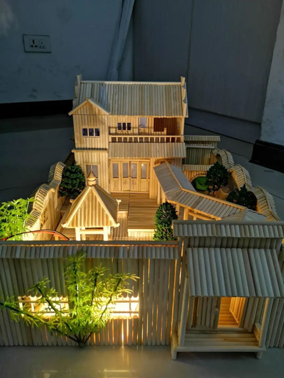 开始做一些小东西,笔筒,相框,小亭子,南湖红船,慢慢上难度做一些小