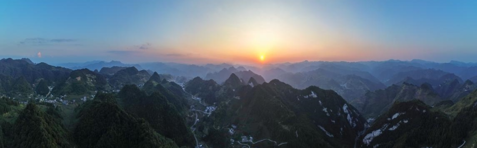 湾子苗寨坐落在昭通市威信县城东南方向,是一个有着500多年历史的苗族