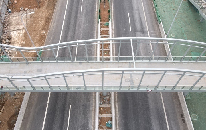 护栏限高标识安装就位,103旅游公路首座人行过街天桥建设稳步推进