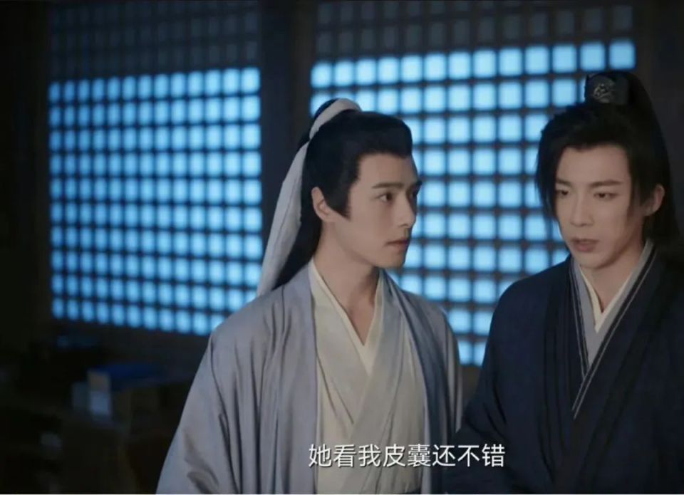 却还在吹嘘自己皮囊不错,明明旁边方逸伦饰演的男二于十三长相更周正