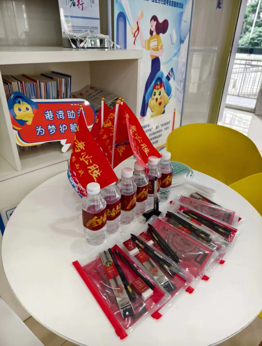 的家长准备了矿泉水和扇子等防暑降温用品在兰化三中考点光大银行兰州