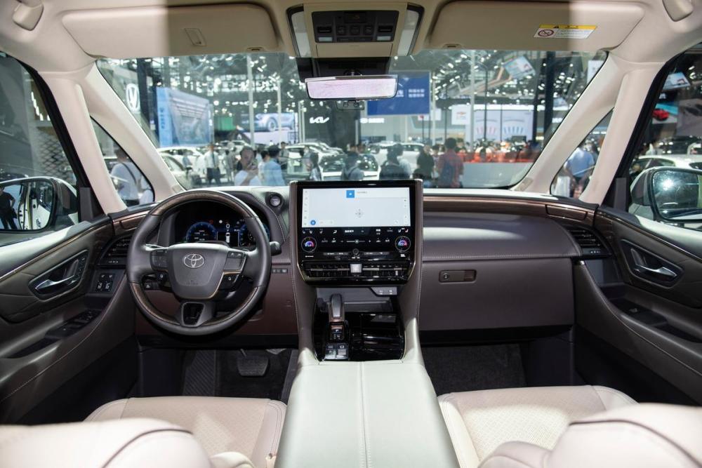 外观犀利内饰传统全新的丰田埃尔法亮相粤港澳大湾区车展