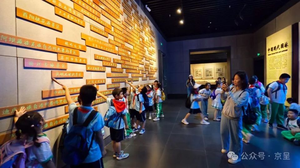 孔庙和国子监博物馆,两位中外游客默契拍摄.王艳辉 摄12.