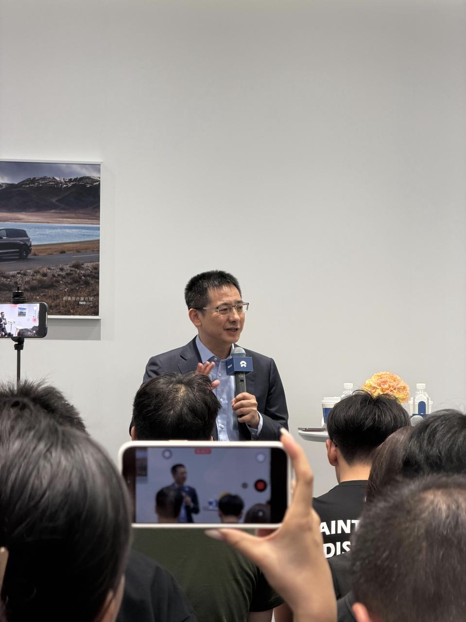 从出海到芯片，从换电到新车，蔚来高管在北京车展说了什么？_腾讯新闻