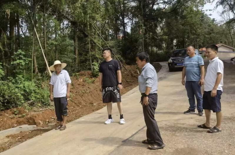 驻村第一书记陈盈赢俯下身子埋头干用心用情化解群众急难愁盼