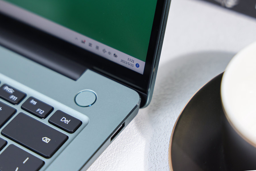 为了实现更高的屏占比,华为matebook 14s 2023采用了前置"极点"摄像头