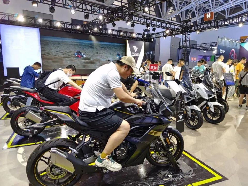 流量明星 礼品多多百万粉丝美女骑士靓丽气质养眼车模新车发布当红