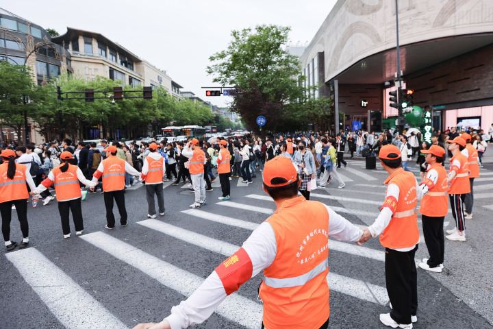 杭州五一假期西湖边最美人墙温暖上新