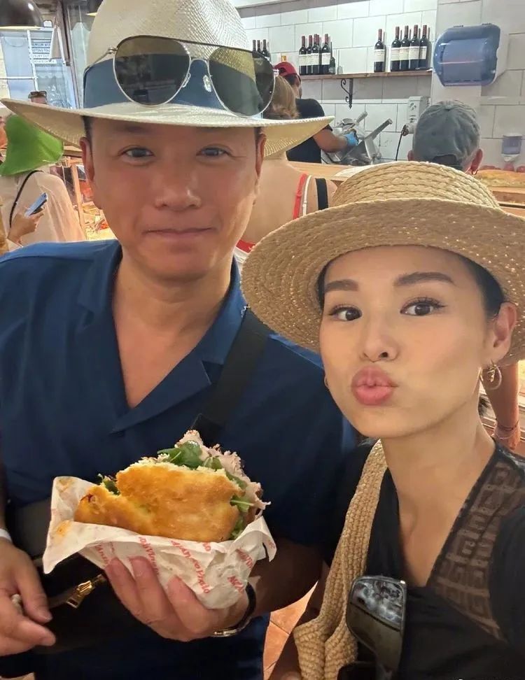胡杏儿看张惠妹演唱会,激情跟唱所有歌曲,老公举手机全程记录