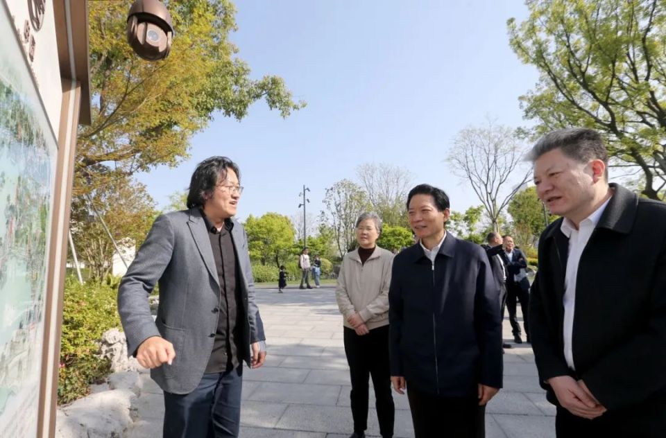 嘉定区副区长季倩倩,上海地产(集团)有限公司副总裁蒋振华出席会议.