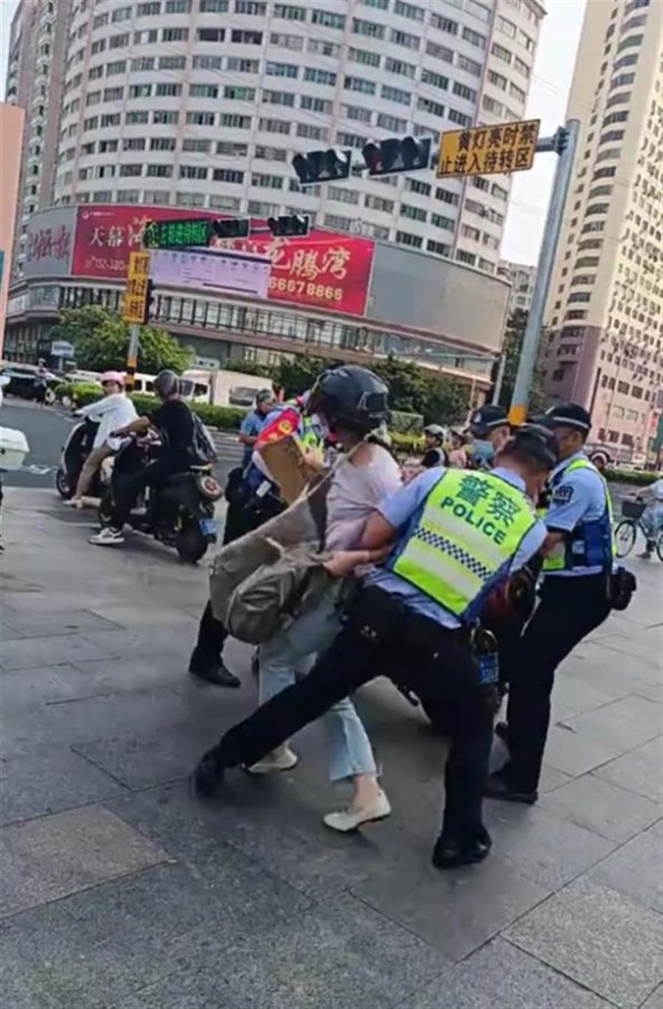 海口交警:当事人闯红灯,劝导无效