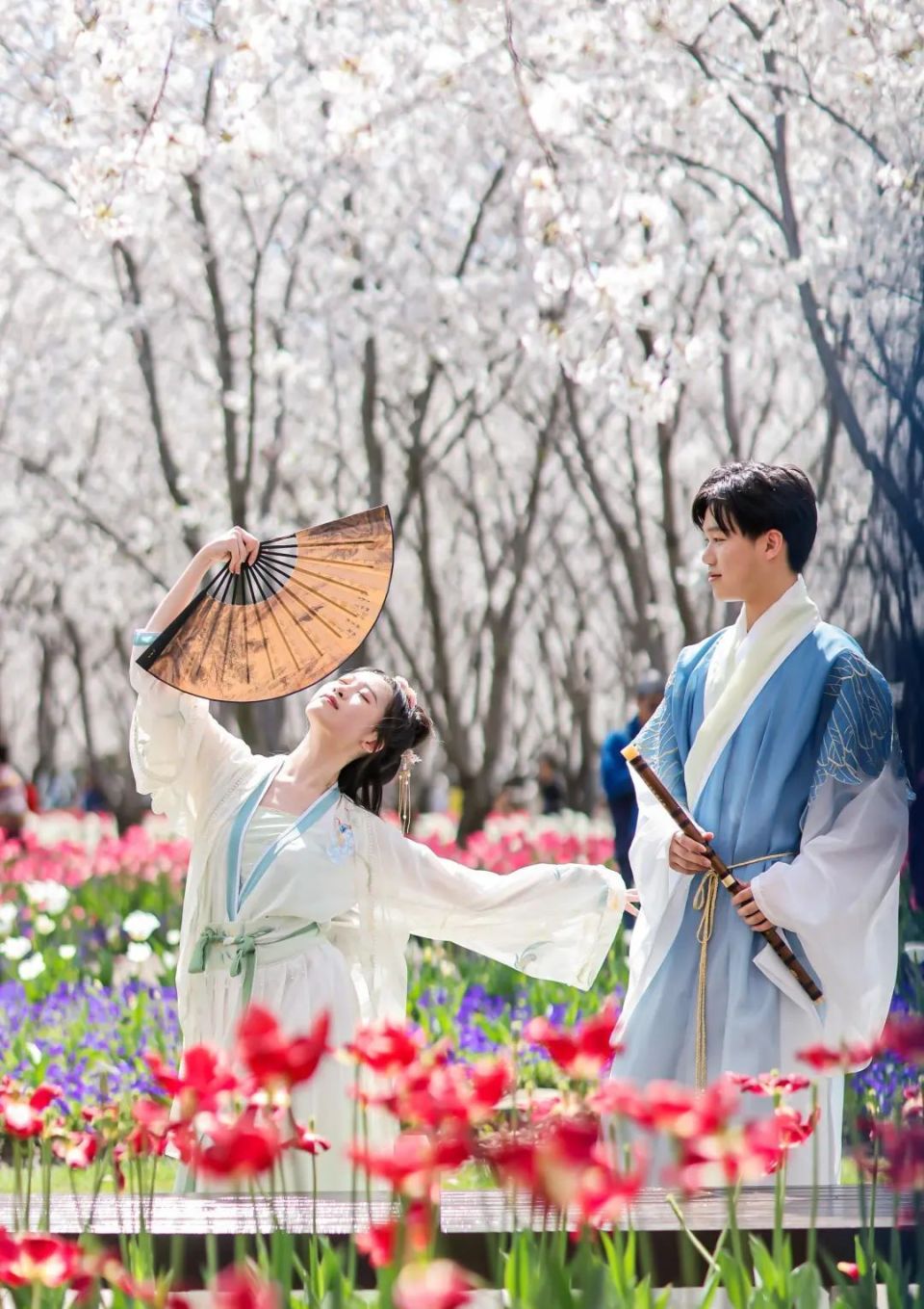 "织锦跃繁花,华彩秀滨江"活动在黄浦滨江琴键春园举办