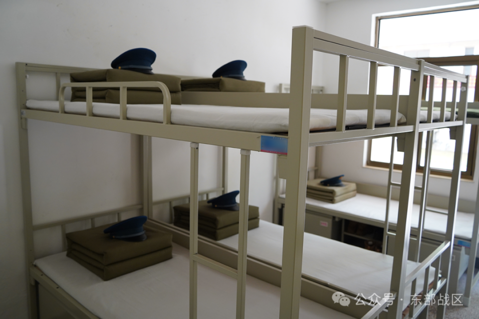 标准严要求整齐摆放的鞋架衣柜棱角分明的被子床单▲新兵正在整理内务