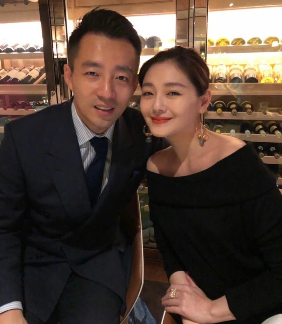 汪小菲醉酒直播骂黑粉,炫耀给女友买钻戒皇冠,两人已经准备结婚