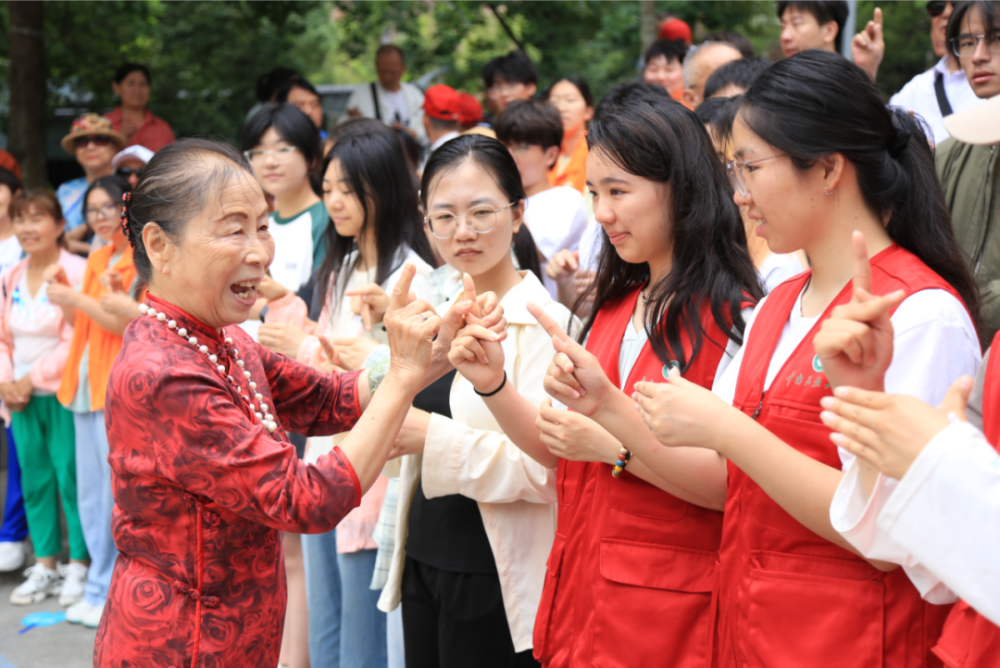 洪山人物丨潘淑文:大爱无疆,60余载用指尖连接无声世界(附手语祝福