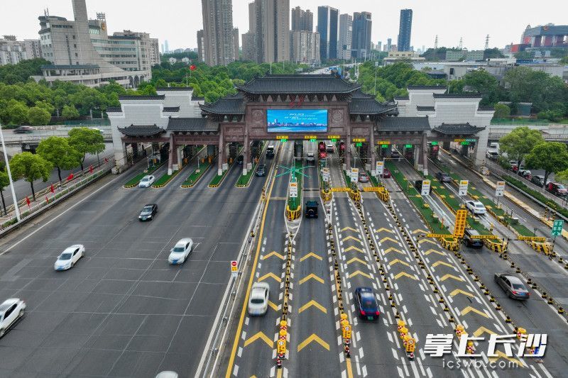组图五一收假长沙收费站秩序井然