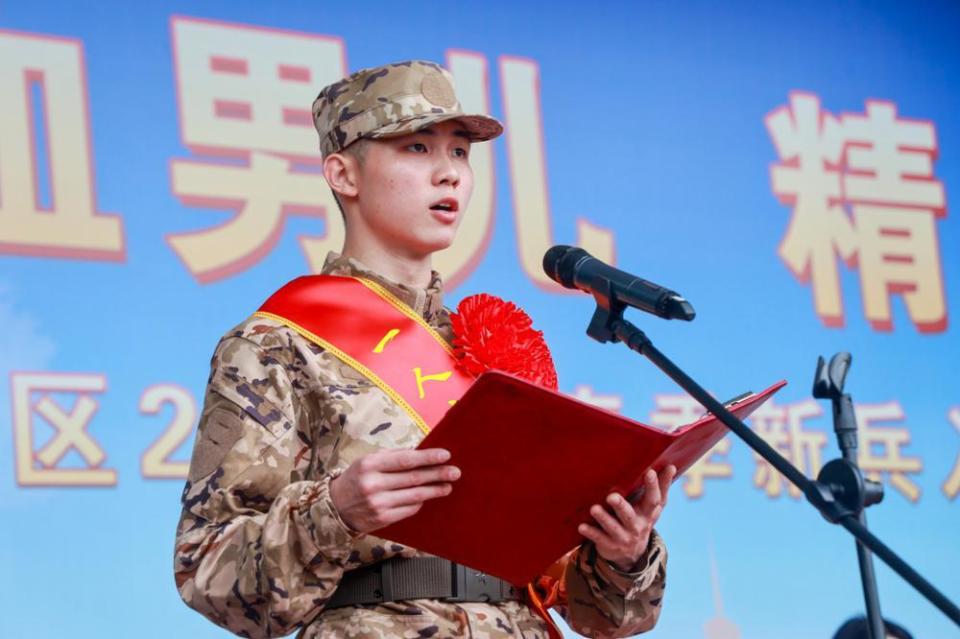 沐荣光启新程广州越秀153名新兵奔赴军营
