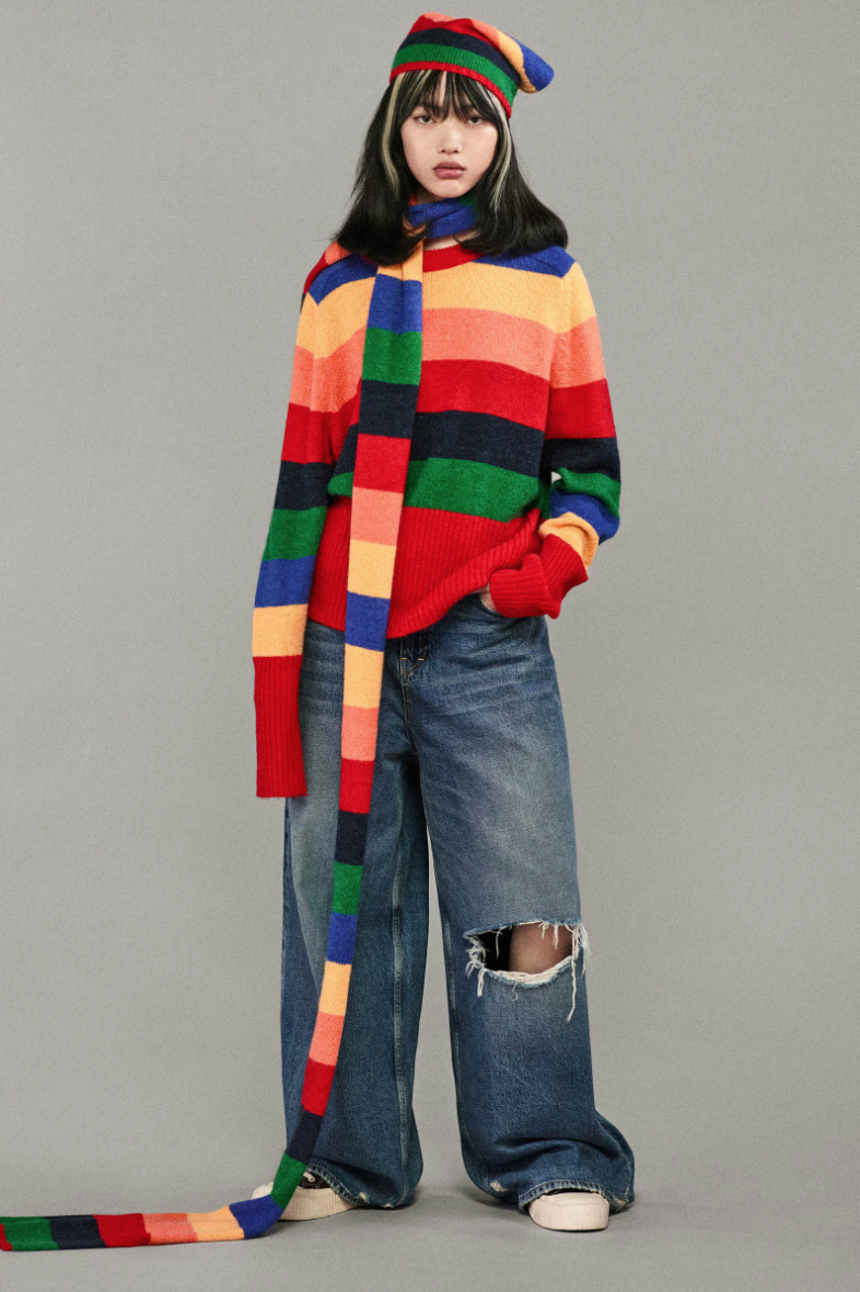 该系列还包括三款饰有独特"cutie chaos"标志的斜挎包,一款手提包,一