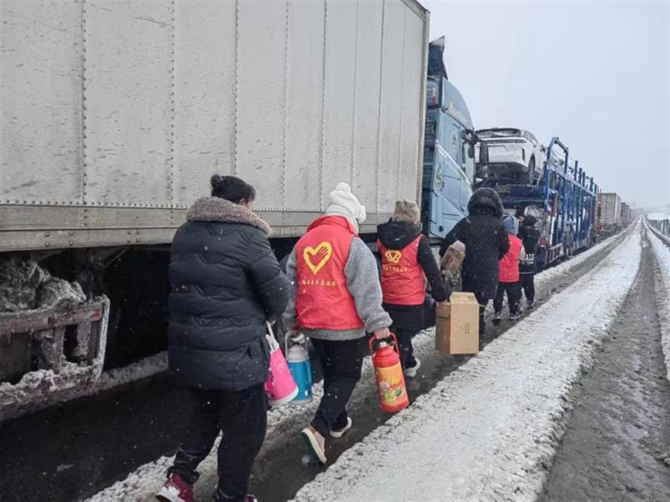 京珠高速公路三里段为滞留司乘人员和旅客送来热开水,方便面,矿泉水等