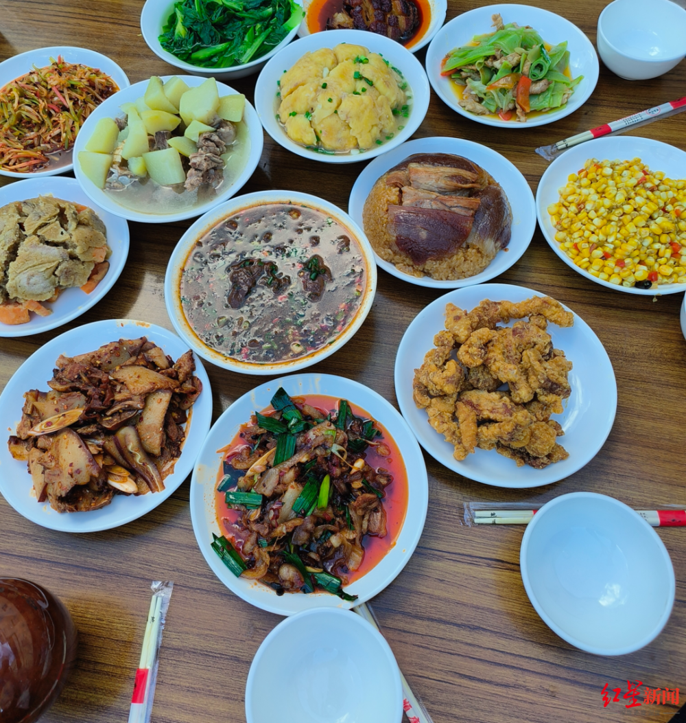 云南丽江有乡镇倡议不搞"杀猪饭"引热议 官方:倡议节俭,并非禁办_腾讯