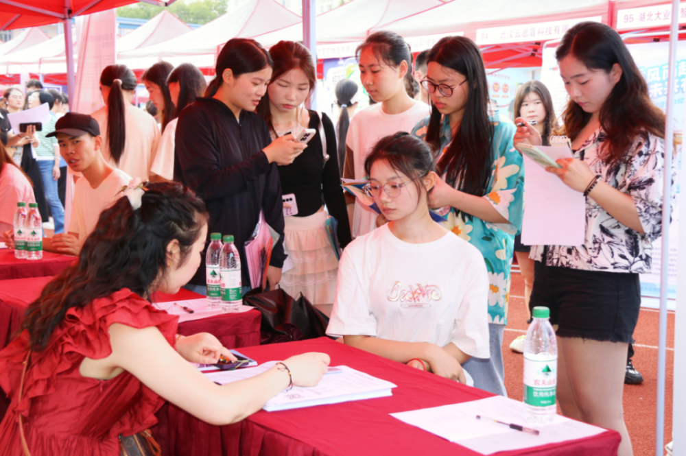 在毕业典礼上,他们收到了"求职大礼"