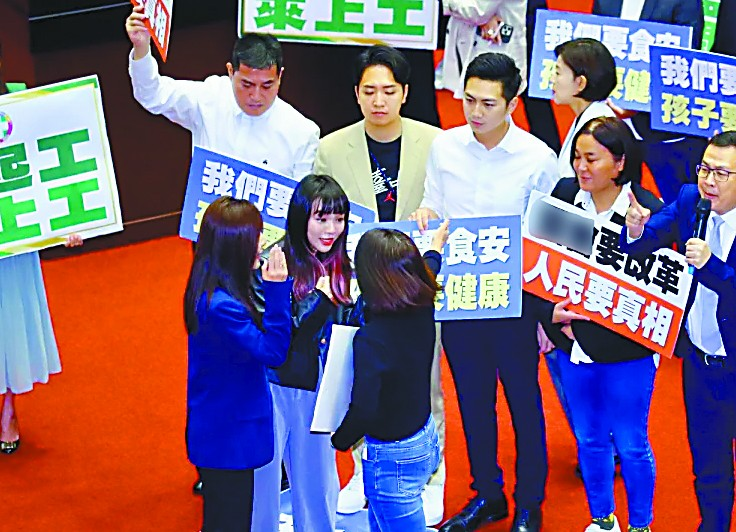 【环时台湾观察】打架斗殴,台湾"立法院"的"名场面"_腾讯新闻